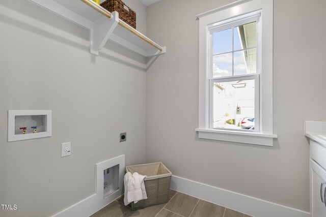 clothes washing area with washer hookup, plenty of natural light, hookup for an electric dryer, and hardwood / wood-style flooring