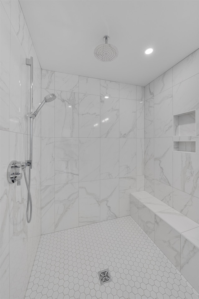 bathroom featuring a tile shower