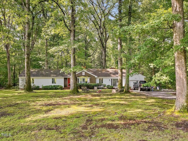 single story home with a front lawn