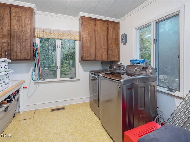 washroom featuring cabinets, crown molding, and independent washer and dryer