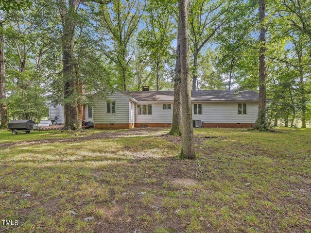 view of front of property with a front lawn