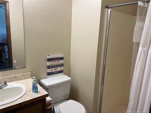 bathroom with toilet, a shower with curtain, and vanity