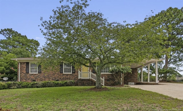 view of front of property featuring a carport and a front yard