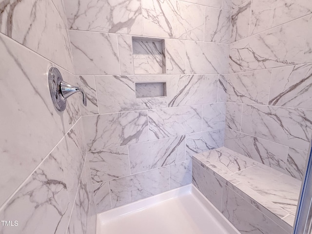 bathroom featuring a tile shower