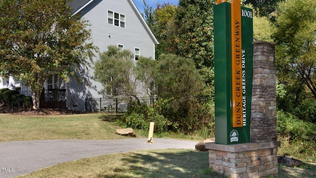 view of property's community featuring a lawn