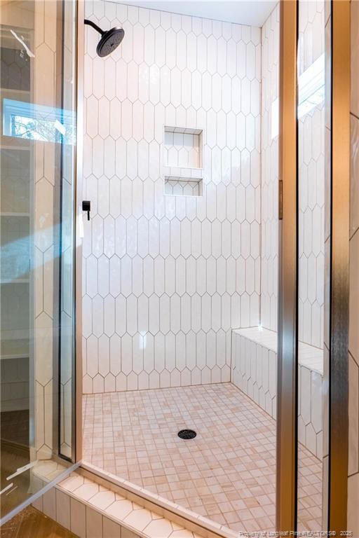 bathroom featuring a tile shower