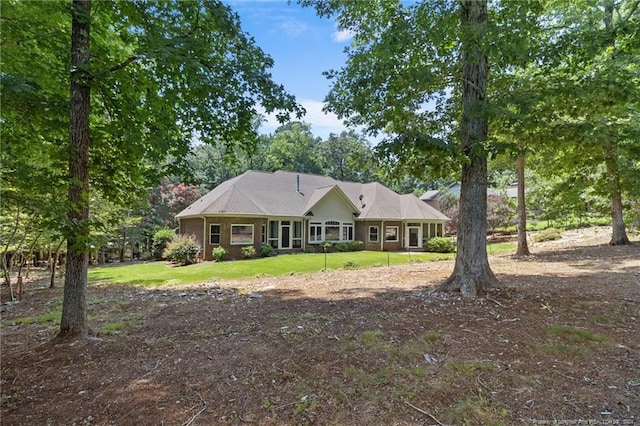 single story home featuring a front yard