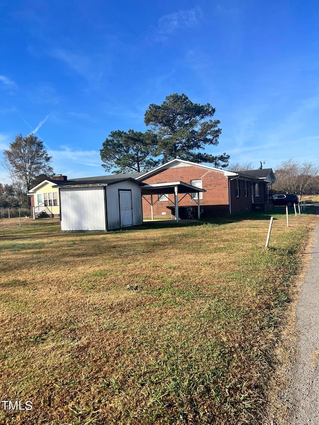 view of yard featuring an outbuilding