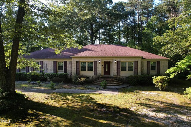 ranch-style house featuring a front yard