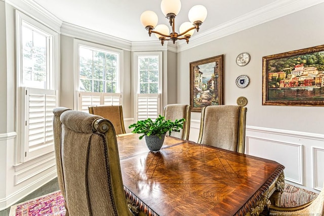 dining room with crown molding and a notable chandelier