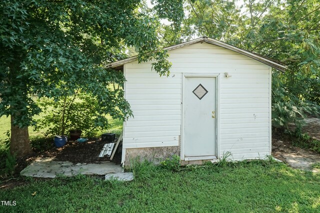 view of outdoor structure with a yard