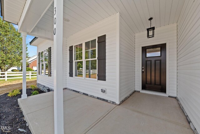 entrance to property featuring covered porch