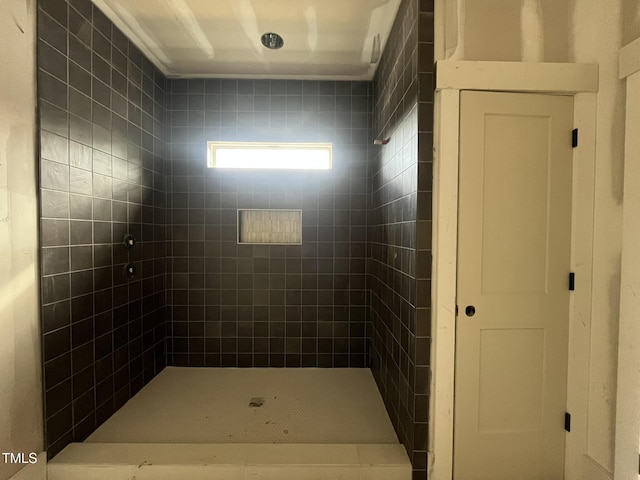 bathroom featuring tiled shower