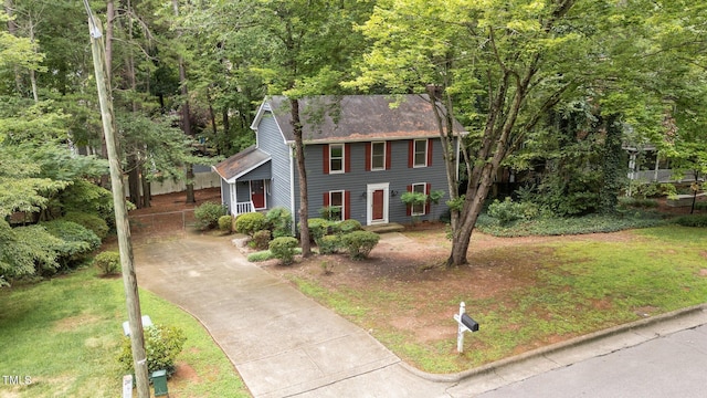 view of front facade with a front yard