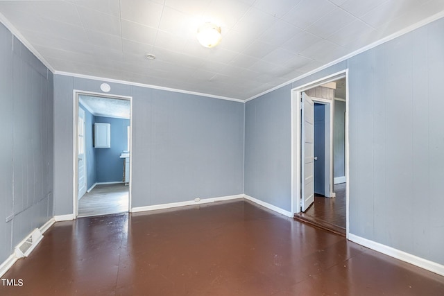 unfurnished room with finished concrete floors, visible vents, crown molding, and baseboards