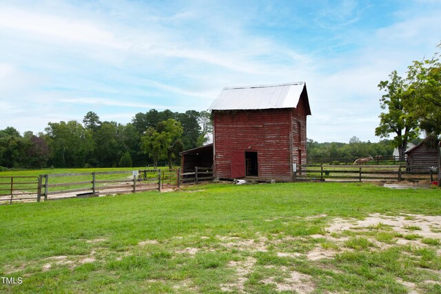 view of yard featuring an outbuilding and a rural view