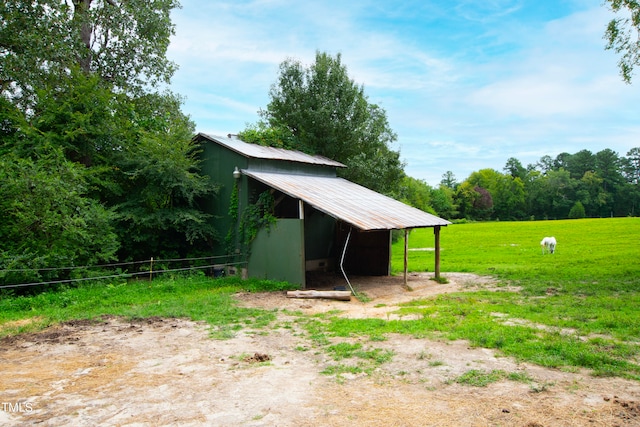 view of yard with an outdoor structure