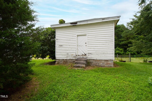 view of outdoor structure featuring a yard