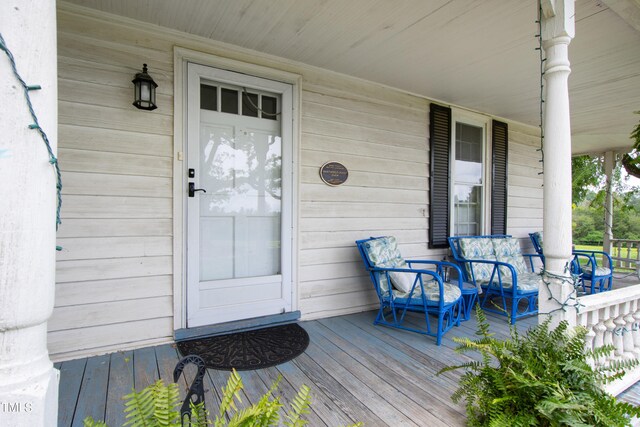 doorway to property with covered porch