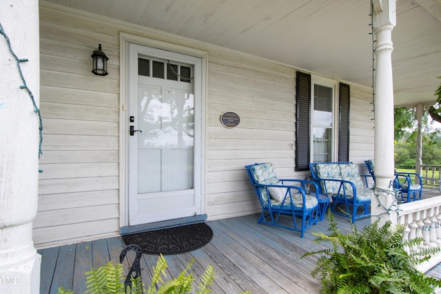 property entrance featuring a porch