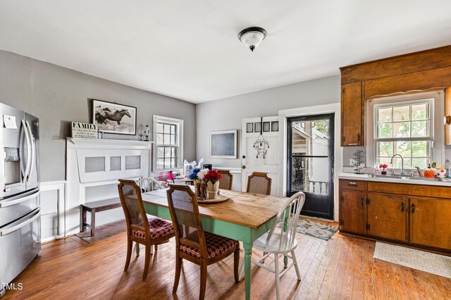 dining area with sink and light hardwood / wood-style floors