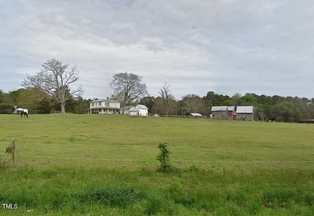 view of yard featuring a rural view