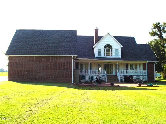 view of front facade featuring covered porch and a front lawn