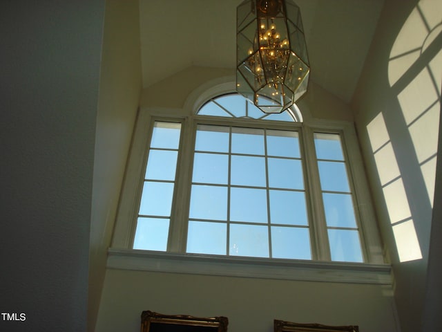 room details featuring an inviting chandelier