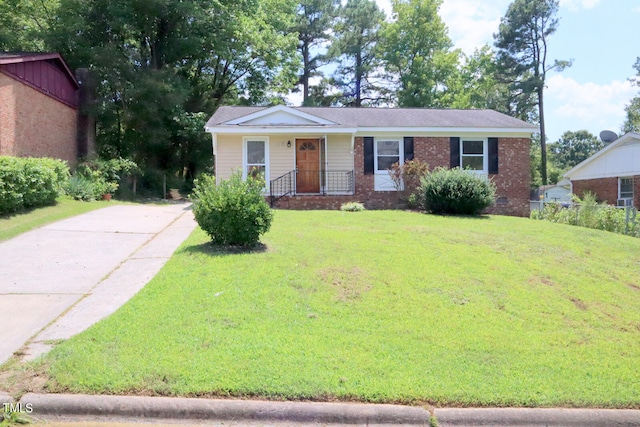 view of front of property featuring a porch and a front yard