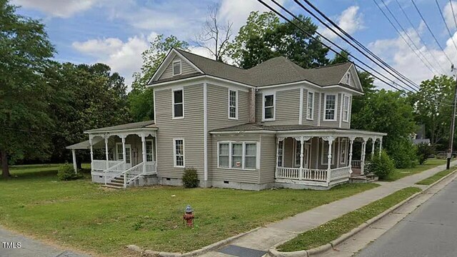 view of front facade featuring a front yard and a porch