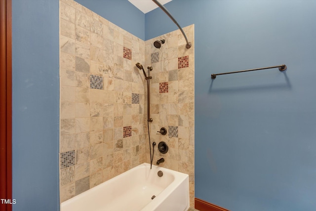 bathroom featuring tiled shower / bath