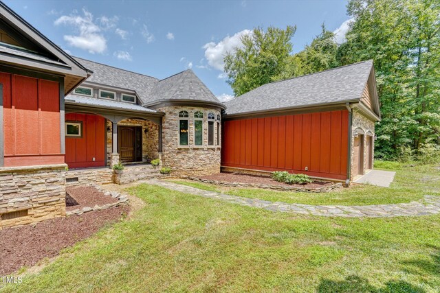 view of front of property featuring a front yard