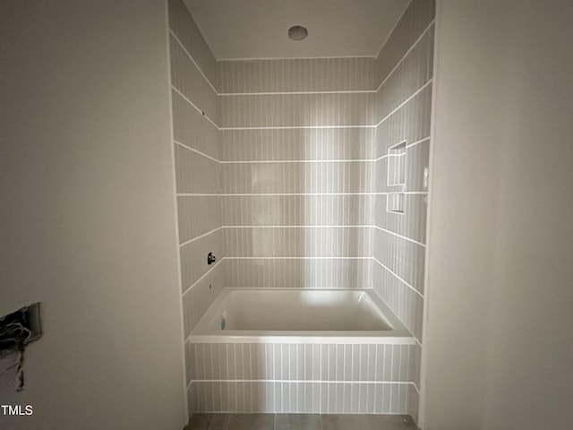 full bathroom with tiled shower / bath combo