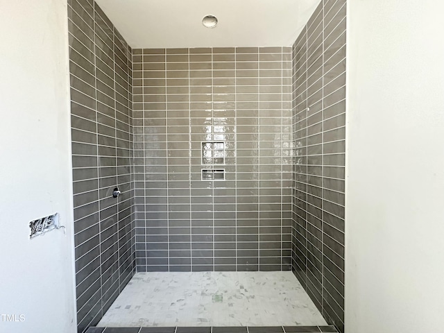 full bathroom featuring tiled shower