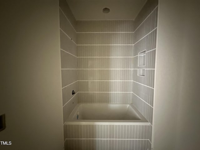bathroom with tiled shower / bath