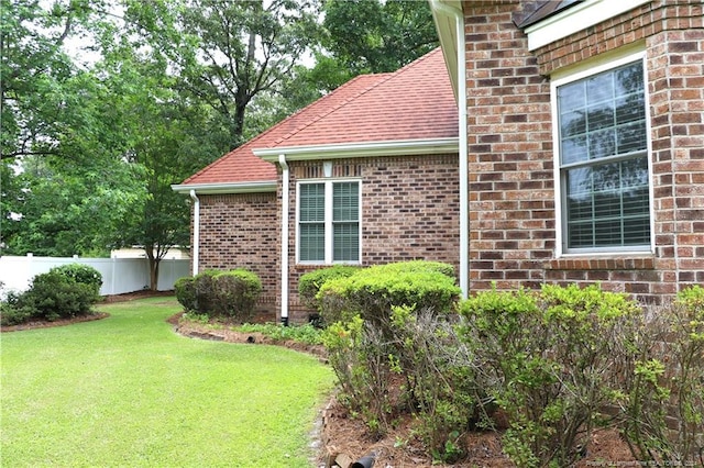 view of side of property featuring a lawn