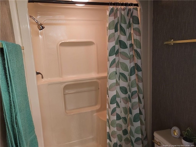 bathroom featuring a shower with shower curtain