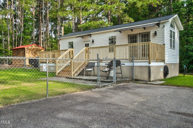 view of front facade featuring a front yard