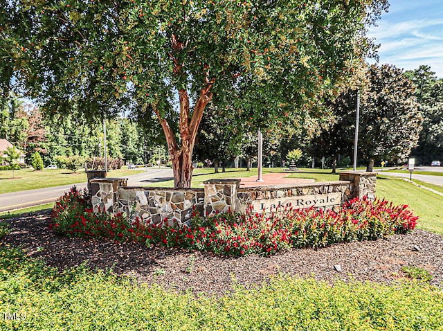 community / neighborhood sign with a yard