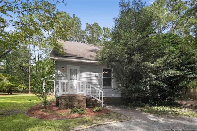 view of front of home featuring a front lawn