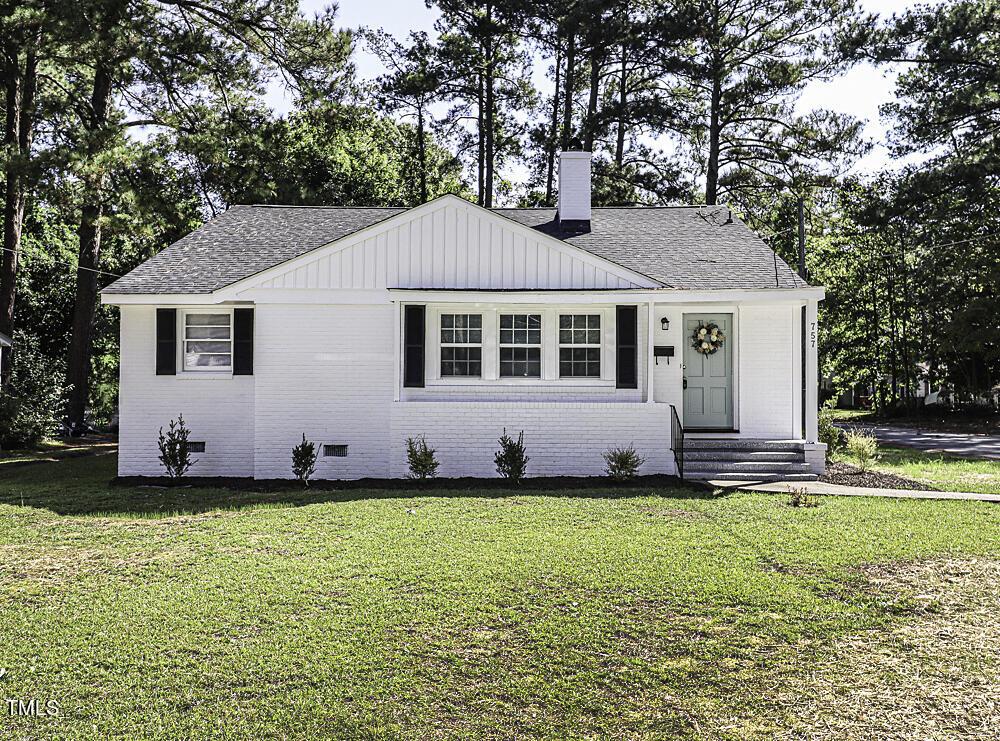 view of front of property featuring a front yard