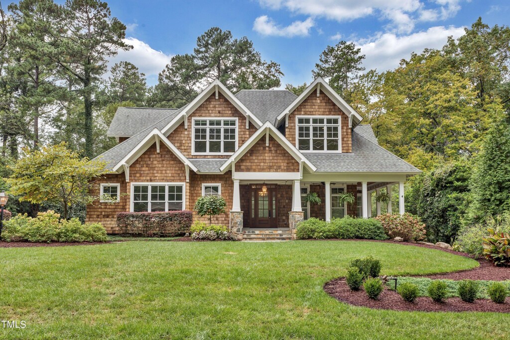 craftsman inspired home featuring a front lawn