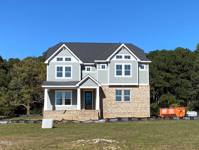 view of front of property featuring a front lawn