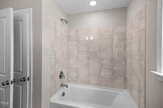 bathroom featuring tiled shower / bath