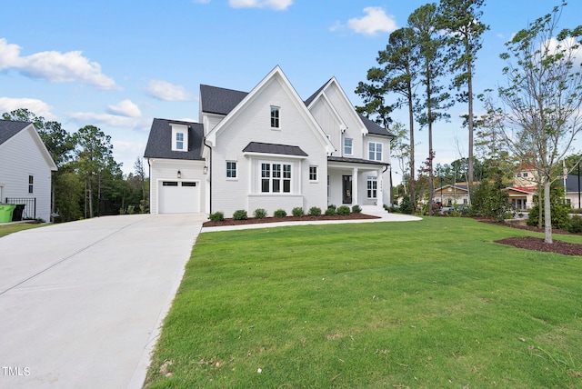 view of front of property featuring a front yard