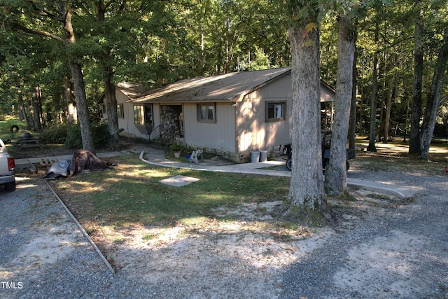 view of front facade with a front yard