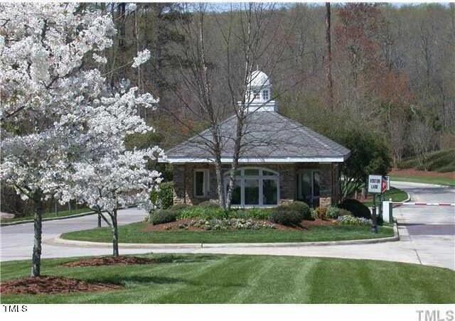 view of front of home with a front lawn