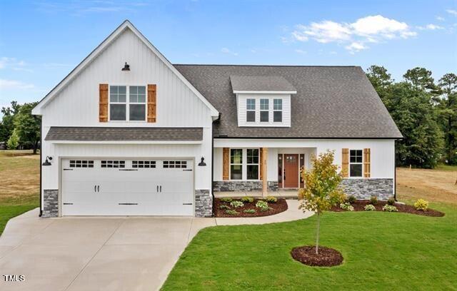 view of front facade featuring a garage and a front yard