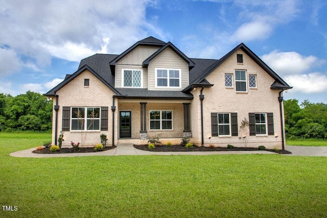 craftsman house featuring a front lawn