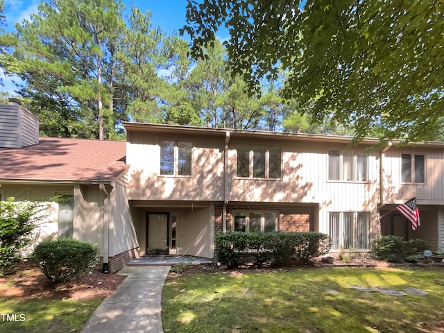 view of front facade featuring a front yard